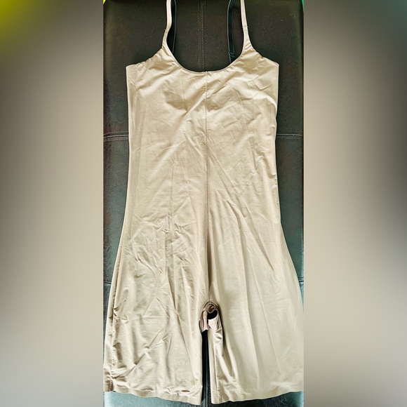 NWOT Mid Thigh Quick Access Beige & Black Reversible Shapewear Size Large - Picture 1 of 7